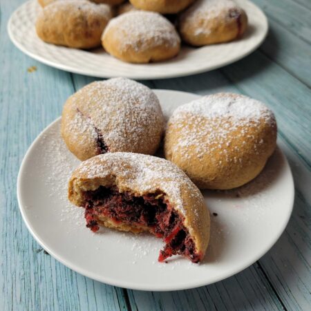 WHOLEMEAL BREAD ROLLS WITH BEETROOT FILLING