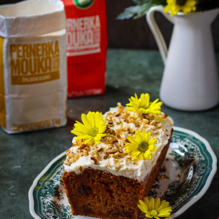 CARROT CAKE LOAF WITH CINNAMON AND RAISINS